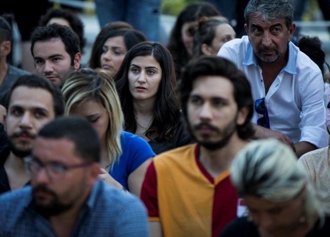 CHP’liler parti genel merkezinin önünde oturma eylemi yaptı